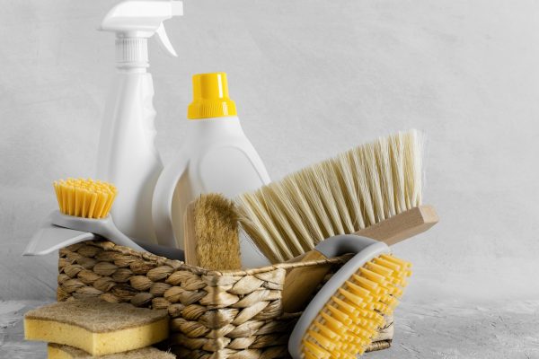front-view-eco-friendly-cleaning-brushes-basket-with-solution